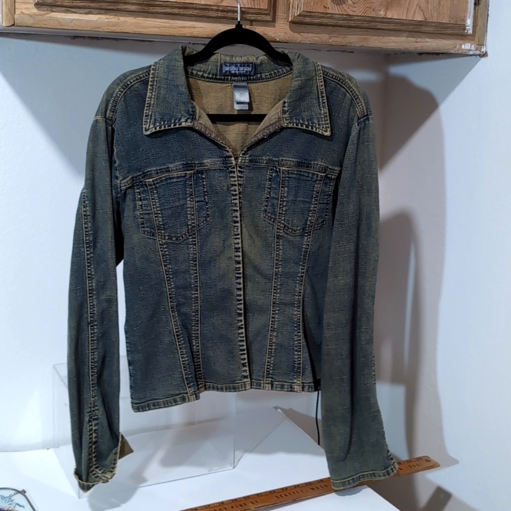 Jean jacket extra large lightweight button-up button wrists super cute!